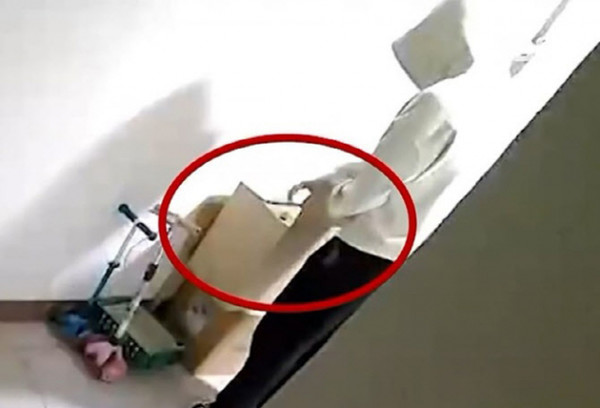 女후배 집 앞에 CCTV 설치한 20대 의사 